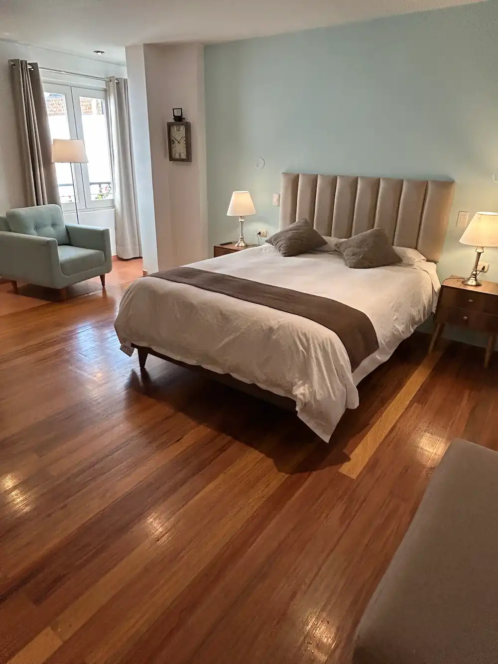 Una cama Queen para un mejor descanso